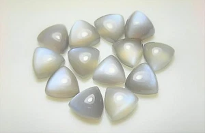 Grauer Mondstein Trillion Cabochon 8 mm-15 mm Größe Packung mit 5 Stück natürliche graue Edelsteine. - Bild 1 von 6