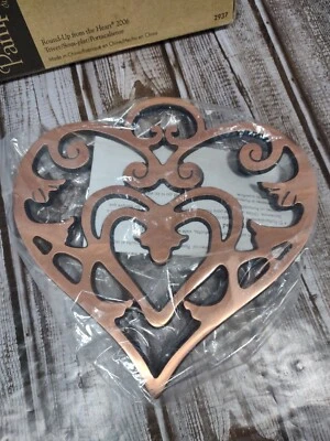2006 Pampered Chef Round-Up from the Heart Trivet 2937 Cast Iron Collectible - Image 1 of 4