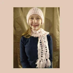 Juego de sombrero y bufanda de invierno• Hilo rosa súper suave y difuso - ganchillo hecho a mano - Imagen 1 de 5