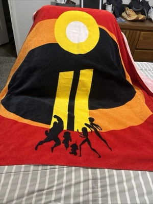 "Toalla de playa Incredibles II Disney Pixar roja amarilla negra grande 40"" x 70"" en muy buena condición" Foto 1 de 4