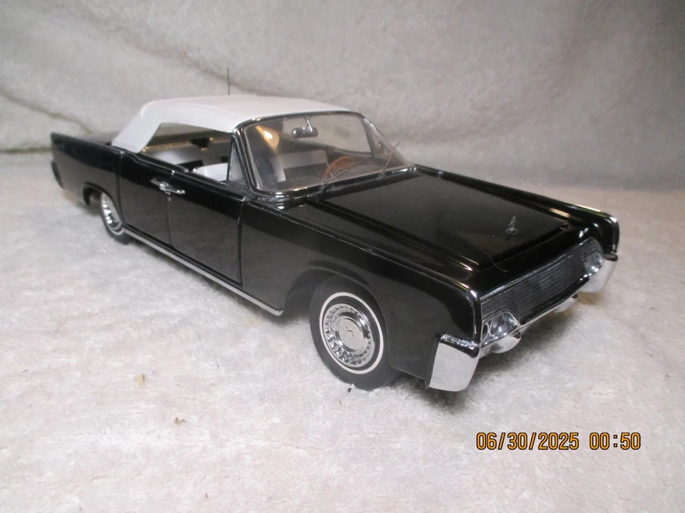 FRANKLIN MINT 1961 LINCOLN CONTINENTAL CONVERTIBLE IN BLACK/WHITE TOP 1/24TH - Image 1 of 4