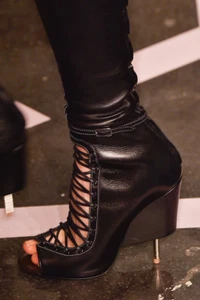 BOTINES GIVENCHY RUNWAY ÚNICOS CON CORDONES PUNTA ABIERTA NEGROS EU 37 39 I LOVE SHOES - Imagen 1 de 8