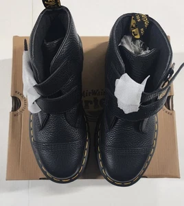 Dr. Martens Devon Damenstiefel mit vier Blumenschnalle ─ schwarz gefrästes Nappaleder neu mit Karton Größe 8 - Bild 1 von 11