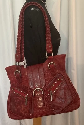 Cartera de hombro The Find de cuero rojo con tachuelas de cocodrilo asas dobles **LEER** Foto 1 de 4