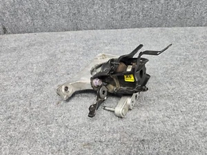 TOYOTA SIENNA 21-25 FRONT RIGHT ENGINE MOUNT INSULATOR BRACKET AWD 2.5L OEM - Picture 1 of 5