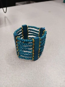 Schönes türkisfarbenes Boho Holzperlen Manschette Stretch Armband mit goldfarbenen Akzenten. - Bild 1 von 6