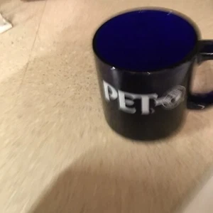 TAZA DE CAFÉ PET DAIRY de colección vidrio azul cobalto hecha en EE. UU. - Imagen 1 de 4