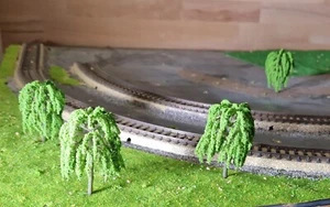 5 mittelgrüne Weiden, Weidenbäume, 65 mm hoch - Bild 1 von 15