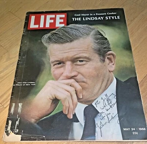 1968 LIFE MAGAZINE - NEW YORK "Cool Mayor" JOHN LINDSAY with AUTOGRAPH - Picture 1 of 9