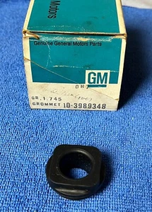 Ojal cubierta de válvula Corvette PCV - 1969-74 - Nuevo de lote antiguo GM # 3989348 - Imagen 1 de 4