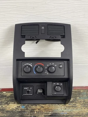 Dodge Dakota 2005-2007 radio control bisel. OEM usado Foto 1 de 4