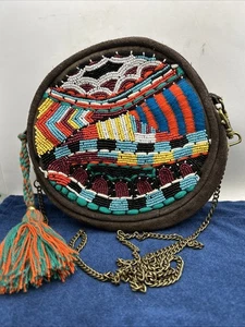 "Cartera bohemia con cuentas Lovestitch multicolor gamuza borla detalles 7"" x 7"" x 2""" - Imagen 1 de 9