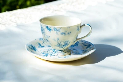 Taza y platillo de té de porcelana fina Grace Teaware Blue Rose Toile Foto 1 de 4