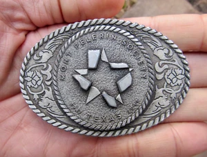 De colección Mont Pelerin Society Hebilla de Cinturón 2019 Texas Tech Think Tank Lubbock RARO EN MUY BUENA CONDICIÓN+ - Imagen 1 de 4