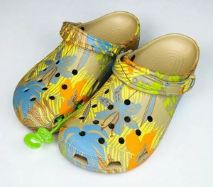 Zoccoli Crocs Classic Retro Resort 207849-2ZM M9 W11 scarpe slip on floreali nuove con etichette - Foto 1 di 7