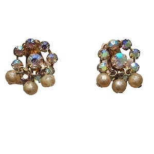 VINTAGE 1950s AURORA BOREALIS RHINESTONE CLIP-ON EARRINGS – PEARL CLUSTER - Picture 1 of 7