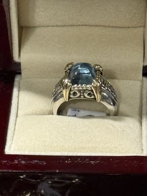 КОЛЬЦО С ДЕТАЛЯМИ СВИТКА ИЗ СТЕРЛИНГОВОГО СЕРЕБРА 925/18 КАРАТ С ГРАВИРОВКОЙ ДЖОН ХАРДИ СИНИЙ ТОПАЗ - Изображение 1 из 4