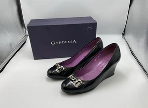 Zapatos de mujer Gardenia tacón de cuña charol negro con detalle de cadena 39,5 Reino Unido 6,5 - Imagen 1 de 24