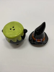 Mini Halloween Cracker Barrel WITCH HAT & CAULDRON Salt & Pepper Shaker Set New - Picture 1 of 3