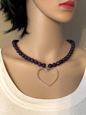 Elegante gargantilla minimalista grande corazón sobre piedras preciosas moradas con cuentas. Foto 1 de 4