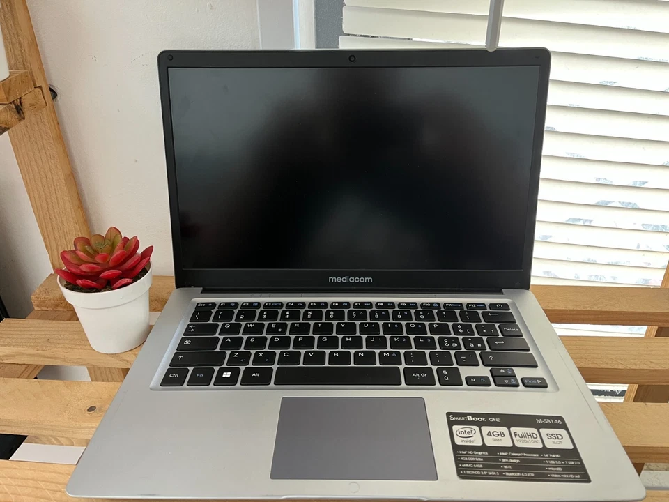 PORTATILE MEDIACOM SMARTBOOK ONE CELERON 4GB 64 EMMC+500GB 14" - Immagine 1 di 4