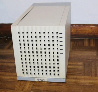 Sun 711  SCSI 12 Bay HDD Enclosure 599-2061-01 w/(8) 5402730-03, 5402936-02 - Image 1 of 4