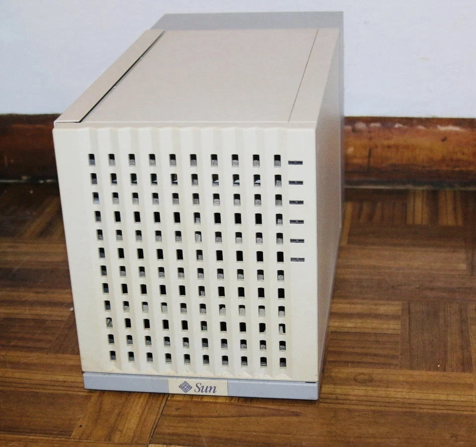 Sun 711  SCSI 12 Bay HDD Enclosure 599-2061-01 w/(8) 5402730-03, 5402936-02 - Image 1 of 4