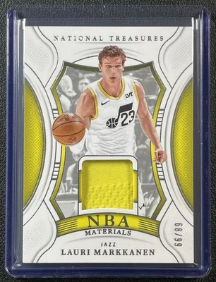 CAMISETA LAURI MARKKANEN 2024-25 PANINI TESOROS NACIONALES #15 MATERIALES NBA 68/99 Foto 1 de 2