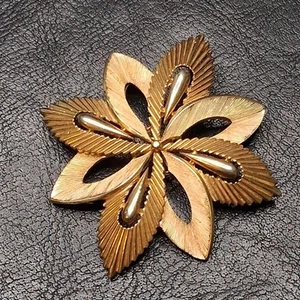 Vintage Crown TRIFARI Flower Pin Brooch Gold Tone. 14.867 - Picture 1 of 6