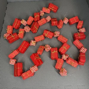 Vintage Christmas Garland Red Presents Gifts Strung Fabric Bows Stipes Polka Dot - Bild 1 von 5
