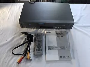 Samsung DVD-V3500 DVD VCR Combo Lettore VHS Telecomando Istruzioni TESTATO - Foto 1 di 8
