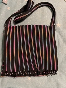 Handtasche mit Regenbogen Reißverschlüssen Crossbody schwarz verstellbar Tasche bunt - Bild 1 von 4