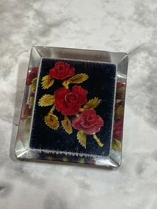 Vintage ummantelte Rückseite geschnitzte Plexiglas rote Rose Brosche Anstecknadel schwarzer Hintergrund - Bild 1 von 5