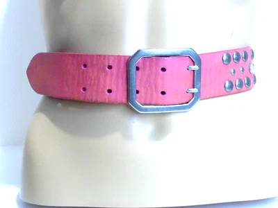 Linea Pelle, Cinturón de Cuero Rosa Hecho a Mano con Ojales y Estrás Plateados Foto 1 de 4