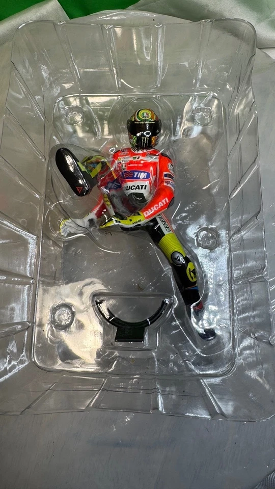 valentino rossi minichamps  Quatar 2011  Figurina Riding 1:12 - Immagine 1 di 4