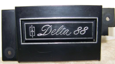 1977-1978 OLDSMOBILE DELTA 88 PAINEL PLACA RELÓGIO TAMPA EXCLUSÃO PLACA GM  - Imagem 1 de 4