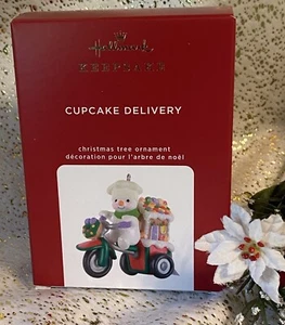 2020 Hallmark Ltd Ed. CUPCAKE LIEFERUNG Ornament FEIERTAGSPARADE Lebkuchenhaus - Bild 1 von 4