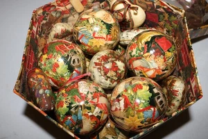 Viktorianische Decoupage Weihnachtsbox voller runder und herzförmiger Ornamente - Bild 1 von 8