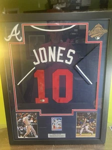 MAGLIA BLU CHIPPER JONES FIRMATA AUTO BRAVES BECKETT COA CON PATCH CARD - Foto 1 di 3