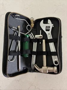 Vintage 1977 Peugeot Grand Sport Fahrrad Werkzeugsatz in Original Ledertasche - Bild 1 von 9
