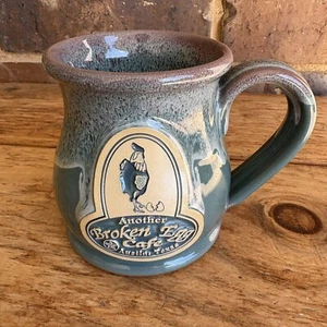 Another Broken Egg Austin Deneen Keramik Becher Pfau mit Preiselbeere weiß  - Bild 1 von 15