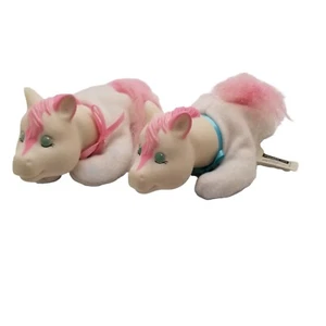 Pony Sorpresa Pony Caballo Bebés Hasbro Lote De 2 Juguetes Blanco Rosa 1994 #8783 Años 90 - Imagen 1 de 8