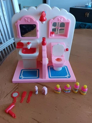 Baño de muñecas de colección con juego de accesorios de 10 piezas. Luz rota. Foto 1 de 4