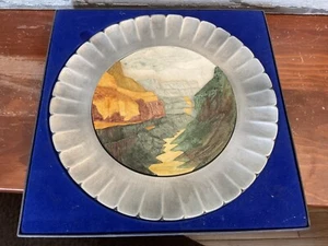 Piatto bordato in peltro di Sebastian - Grand Canyon di Prescott W. Baston scultore - Foto 1 di 7