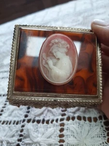 Scatola portagioie vintage con piedini cammeo faccia sinistra signora finta ambra, tono oro Giappone - Foto 1 di 14