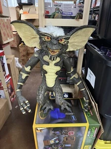 Evil Gremlin Stripe Trick Or Treat Studios - Gremlins Puppet Life-Size - Picture 1 of 1