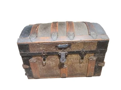 ANTIGUO BAÚL DE VAPOR VICTORIANO CÚPULA SUPERIOR PECHO METAL ROBLE EN RELIEVE CON BANDEJA Foto 1 de 4