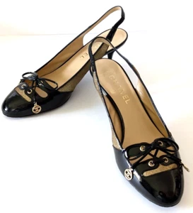 Zapatos de salón Chanel 9,5 charol negro dorado con cordones tacón de 2,6" logotipo CC $990 - Imagen 1 de 9