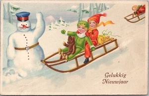 Postal vintage holandesa / holandesa FELIZ AÑO NUEVO NIÑAS EN TRINEO / MUÑECO DE NIEVE - Imagen 1 de 2