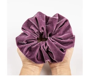 Jumbo Velvet Scrunchy - Imagen 1 de 5